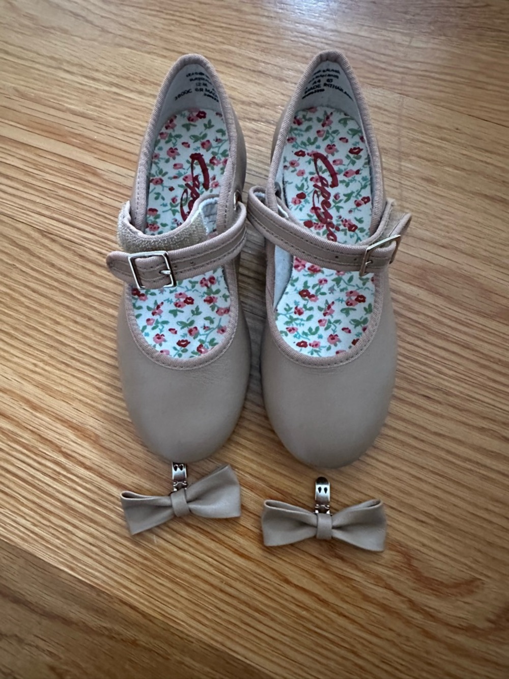 Capezio Tan Mary Jane Tap Shoes with Detachable Bows (size 12)